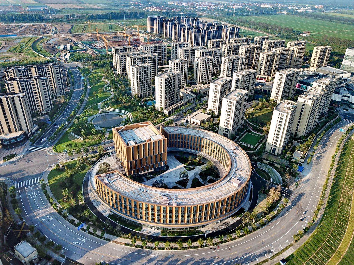  上海自由貿易試驗區臨港新片區依托新片區紅利，借船出海、換道超車，“未來空間”已經成為繼‘東方美谷’之后，上海奉賢著力打造的經濟發展新引擎。