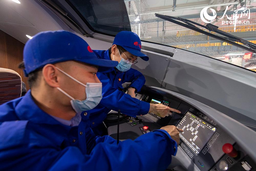 在完成當日本職工作后，王澤鋒來到動車駕駛室，與1號工位的師傅進行車內作業學習。人民網記者 翁奇羽攝