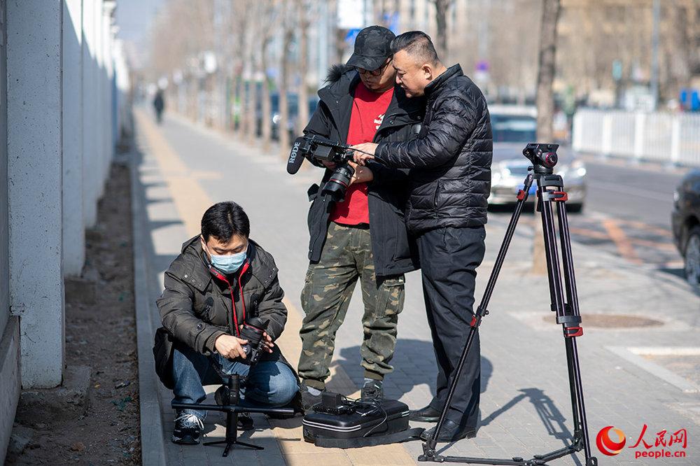 王雪鬆和同伴正在進行《網約人生》紀錄電影的創作。人民網記者 翁奇羽攝