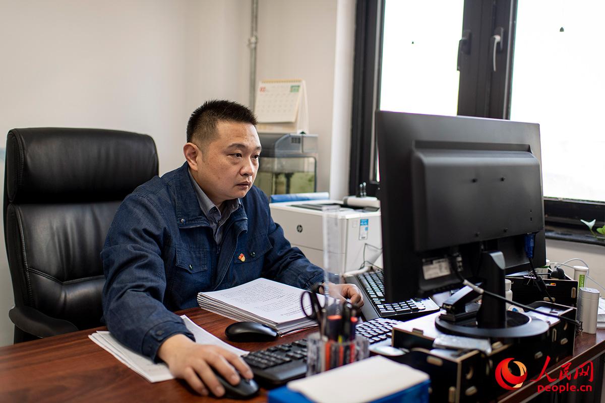 2月10日大年廿九，张琳正在查看当天的工作安排。虽然已是农历新年前最后一个工作日，但他的工作依旧被排得满满的。人民网记者 翁奇羽摄