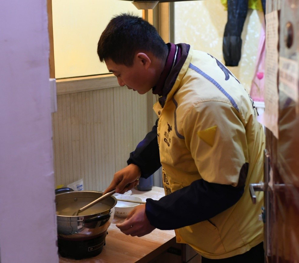 2月12日大年初一一早，游国栋正在煮饺子，准备当天的早餐。在北方地区，大年初一早上有吃饺子的习俗，饺子形似元宝，有“吉祥如意”之意。人民网记者 翁奇羽摄