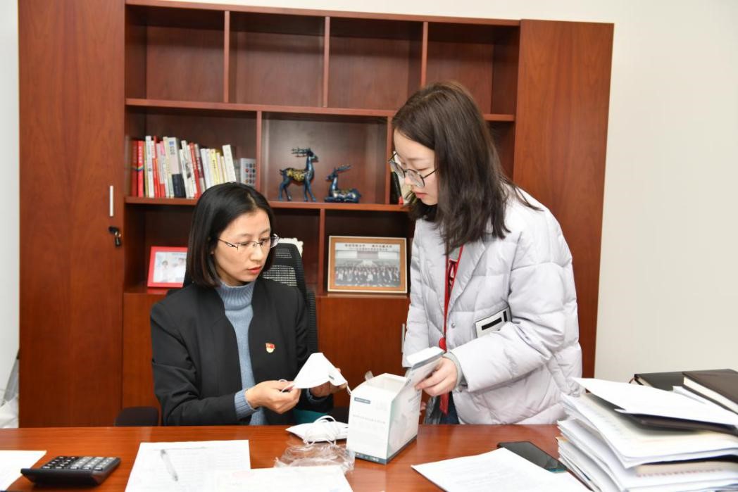 红豆党员先锋戴柯柯：娇小身躯扛起“千斤”担