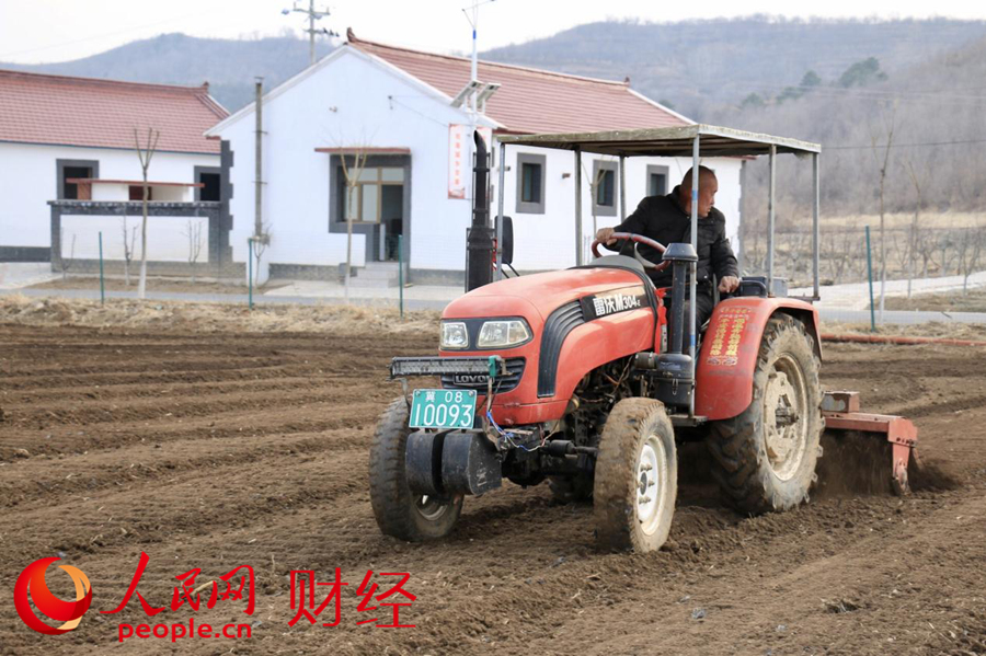 在平坊滿族鄉農田裡，農民們趁著春暖花開，駕駛農機耕地，為接下來種植土豆做准備。人民網 黃盛攝