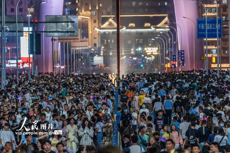 5��2�գ��������ž������¶��ܱ߽�������߷壬ǧ���ż��꽭�����ϼ���������������ο͡���ͼƬ��Դ������ͼƬ��