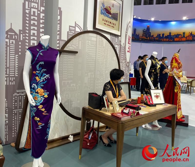 手工制作的龙凤旗袍亮相消博会上海馆。 人民网记者 杜燕飞摄