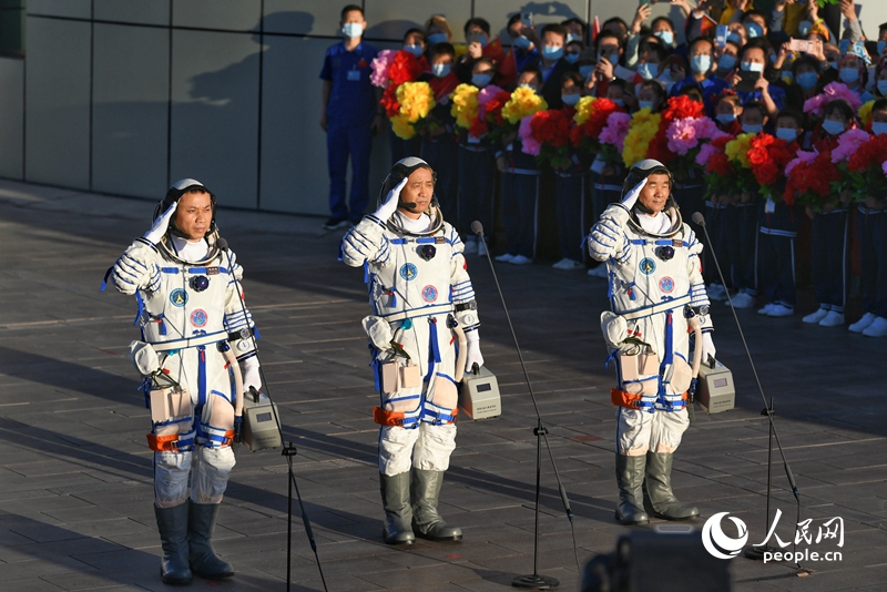 6月17日，神舟十二号载人飞行任务航天员乘组出征仪式在酒泉卫星发射中心举行。人民网记者 翁奇羽摄