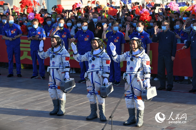 聂海胜、刘伯明、汤洪波3名航天员领命出征
