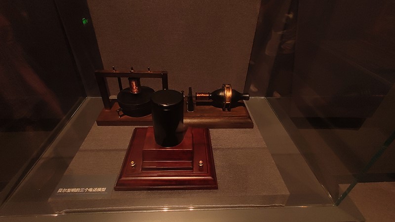 貝爾發明的三個電話機模型。人民網記者 畢磊攝