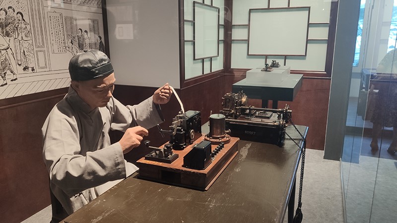 莫爾斯電報機，也是早期最廣泛使用的電報機型。人民網記者 畢磊攝