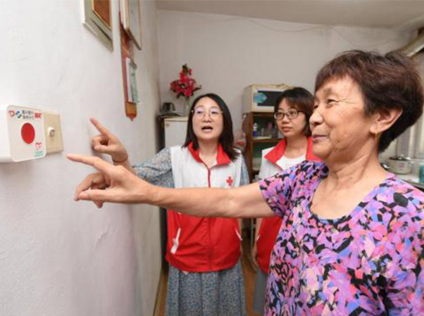 志願者為公租房小區的老年居民解答問題