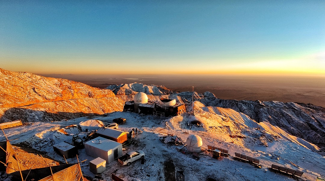 2020年冬季賽什騰雪后的夕照，整個天文台籠罩在落日余暉中，遠處是遼闊的柴達木盆地。鄧李才供圖