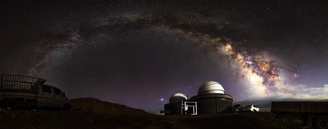 2021年七夕的銀河拱門，拍攝於施工中的賽什騰C點，中國科技大學的2.5米巡天望遠鏡、中科院國家天文台的1米SONG望遠鏡、西華師范大學的50BiN雙筒望遠鏡、中科院地質與地球物理所的1.8米和80厘米行星觀測望遠鏡均建於這個平台。賽什騰山台址質量的所有數據均在此採集完成。洪文瀚供圖