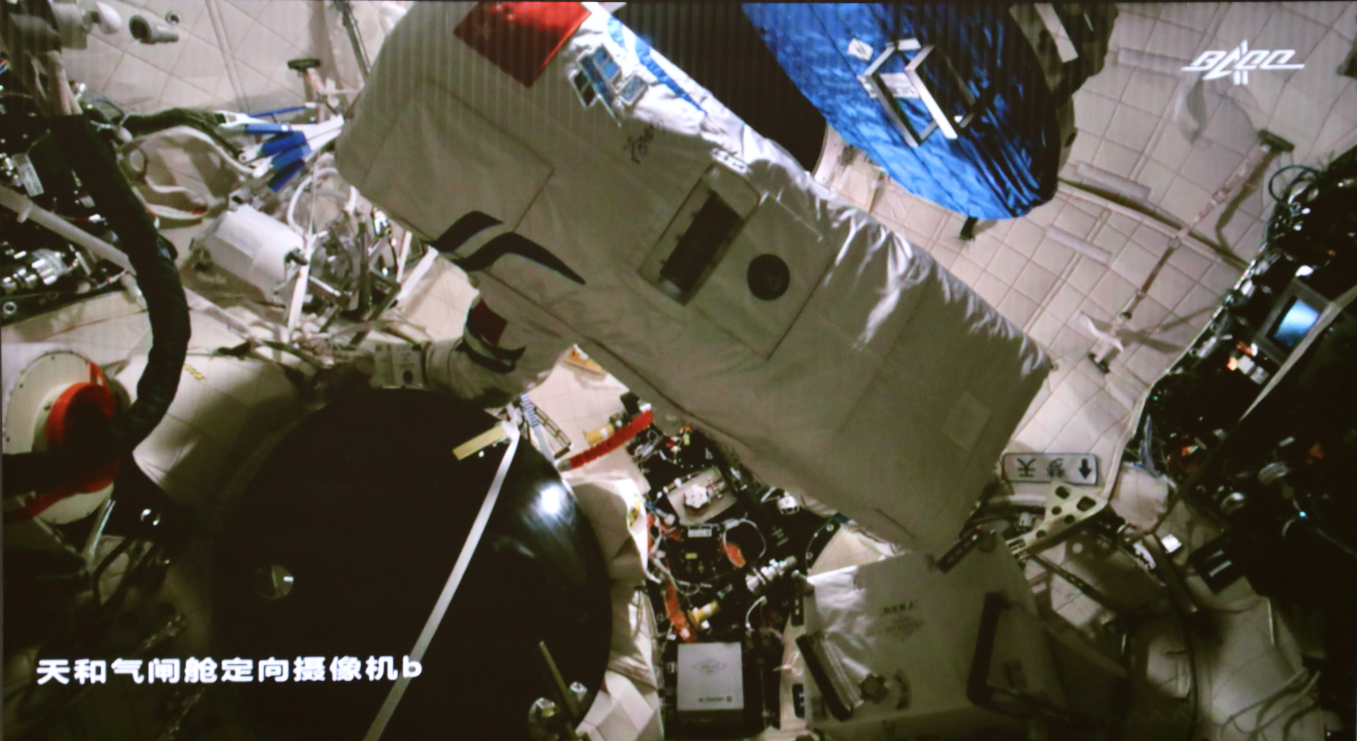 出艙准備工作。中國載人航天工程辦公室供圖