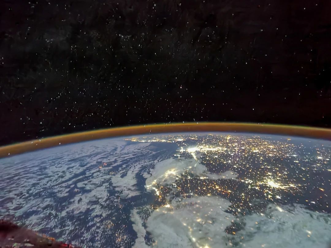 2021年7月30日，航天員湯洪波拍攝到了北非大陸上萬家燈火的盛景，宇宙中的繁星與地球上的燈光交相輝映，共同演奏出了一首和諧的生活樂章。航天員 湯洪波攝