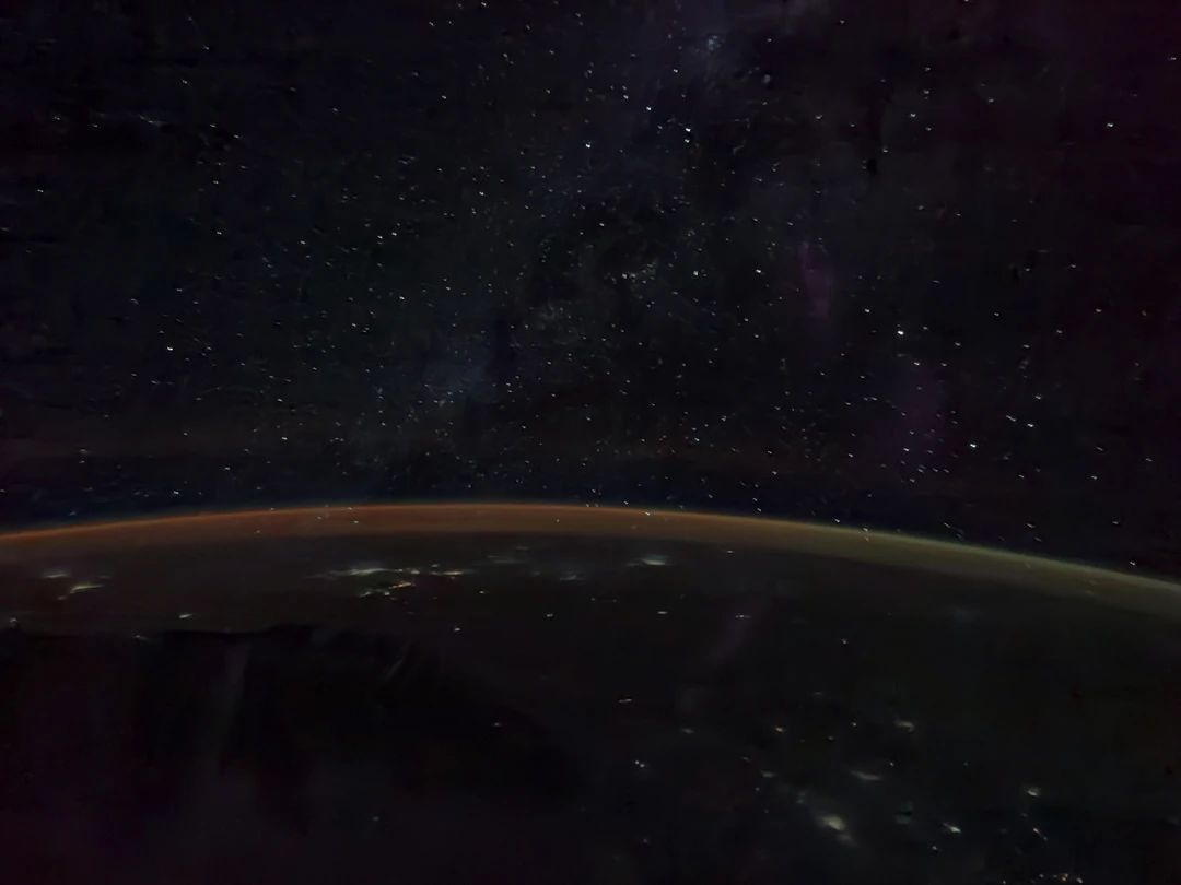 2021年8月8日，北京時間早上6點32分，核心艙組合體劃過埃塞俄比亞高原上空，星星點點的夜空下，渲染了陽光斑斕的大氣層溫柔的擁抱著這個美麗的藍色星球，遠處索馬裡半島的輪廓正指向陽光的方向。航天員 湯洪波攝
