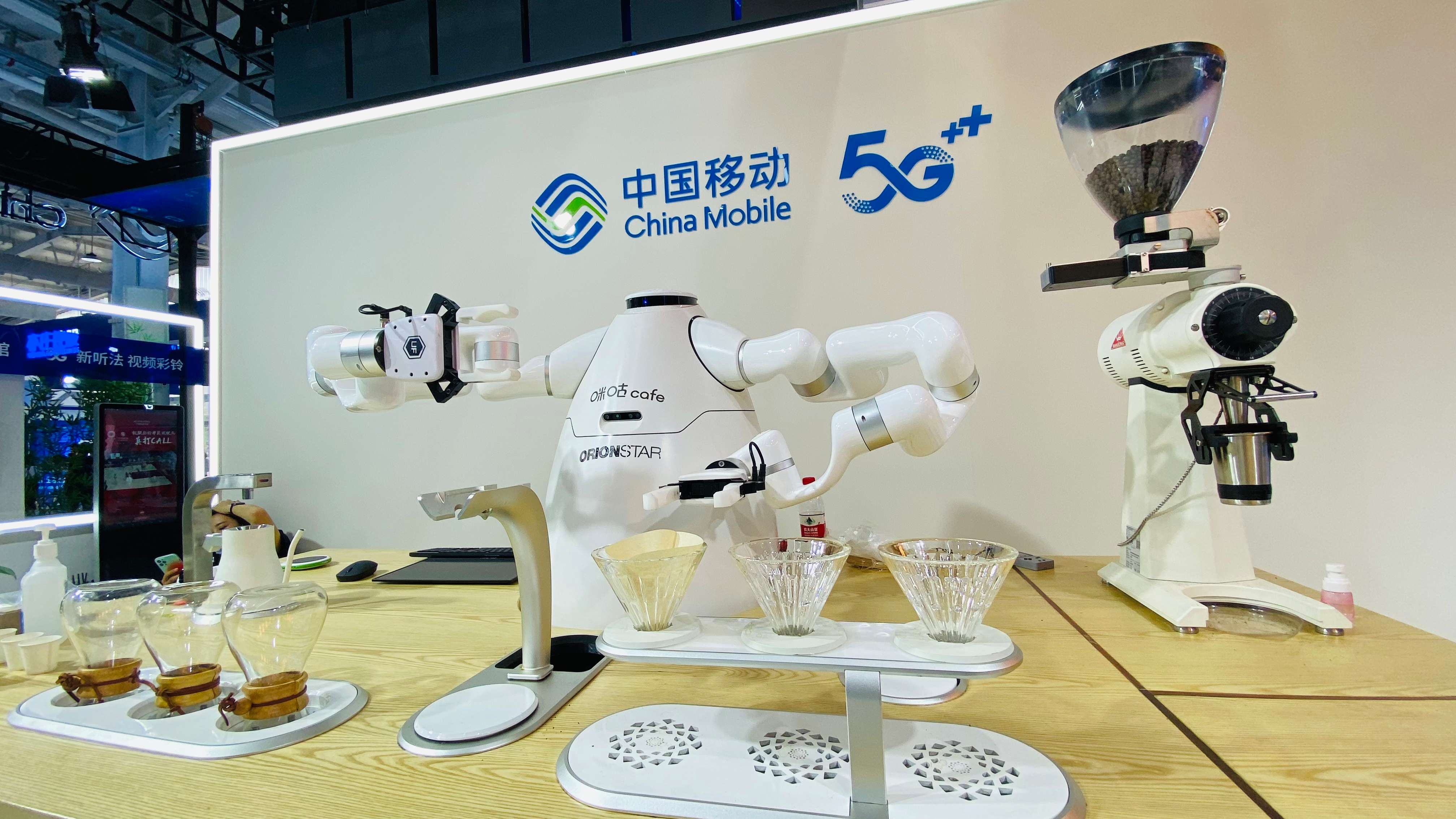 電信、計算機、信息服務展館中國移動展示的智能機器人。人民網記者張桂貴 攝