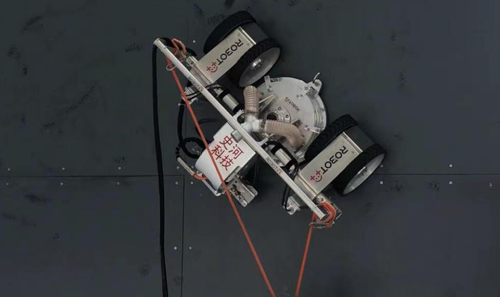 電信、計算機、信息服務展館中國電信展示的除鏽機器人。人民網記者石麗峰 攝