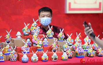 北京傳統吉祥物兔兒爺亮相服貿會