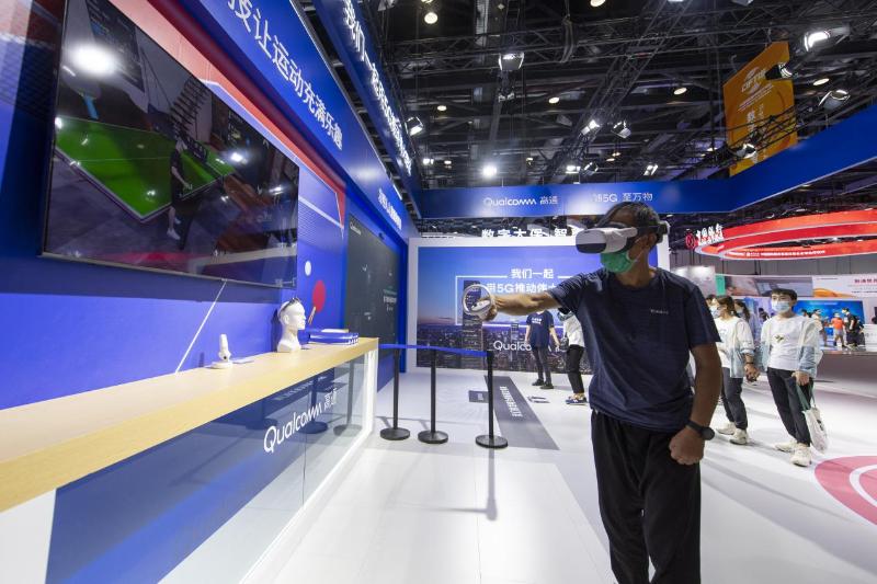 在服貿會數字服務專區的高通展區，參觀者通過VR技術，體驗乒乓球項目。人民網記者 翁奇羽攝
