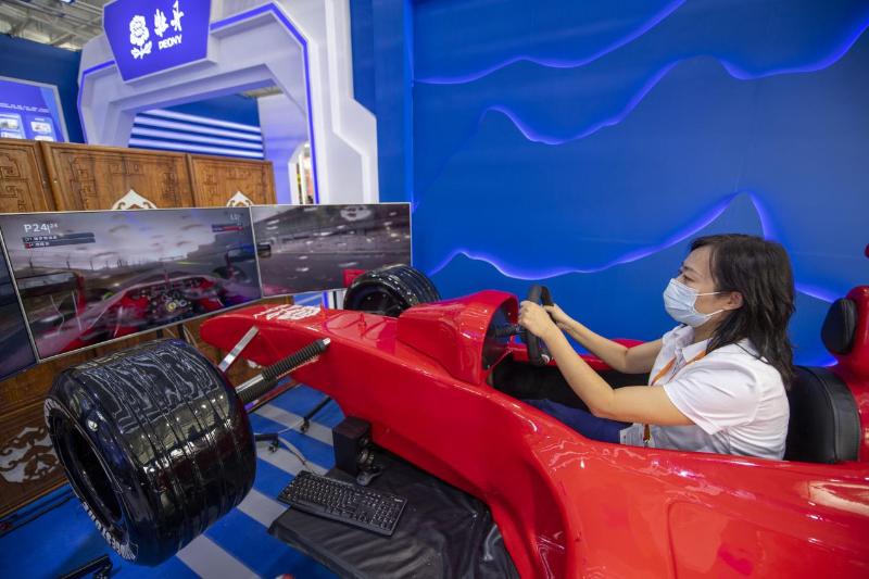 在服貿會文旅服務展區，參觀者體驗F1模擬賽車，感受“速度與激動”帶來的樂趣。人民網記者 翁奇羽攝