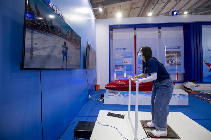 在服貿會體育服務展區，參觀者正在體驗滑雪模擬器。人民網記者 翁奇羽攝