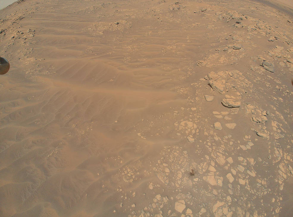 这是“机智”号火星直升机在第12次飞行中拍摄的火星表面图像，为“毅力”号寻找最佳采样点。图片来源：NASA官网