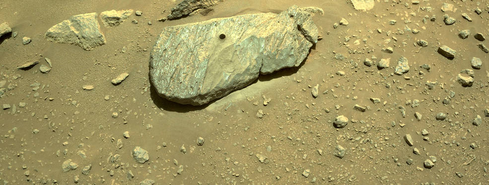 该图片显示了“毅力”号火星车在收集样本过程中钻出的孔。图片来源：NASA官网