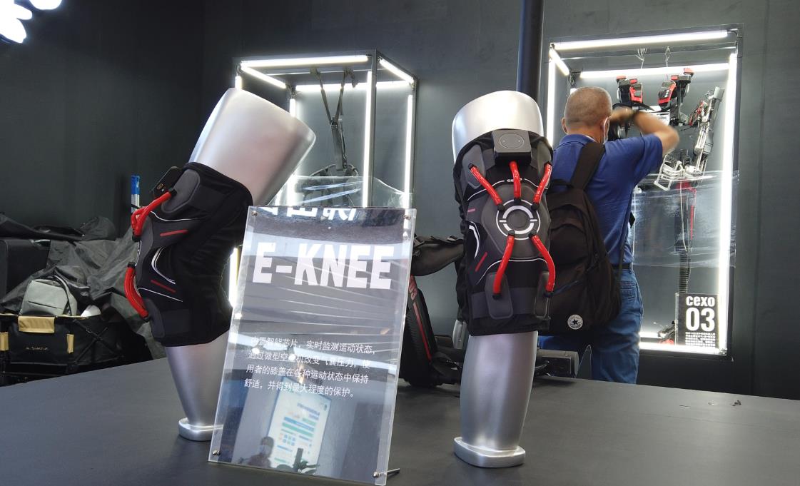 机器人博览会上展示的可穿戴装备。人民网记者 王震摄
