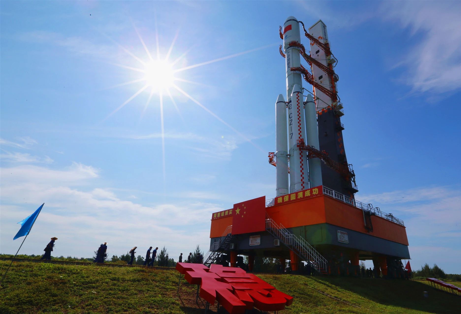 天舟三号货运飞船船箭组合体垂直转运至发射区。中国载人航天工程办公室供图