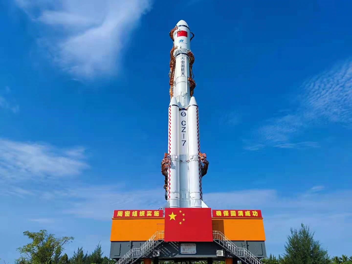 天舟三號貨運飛船船箭組合體垂直轉運至發射區。中國載人航天工程辦公室供圖
