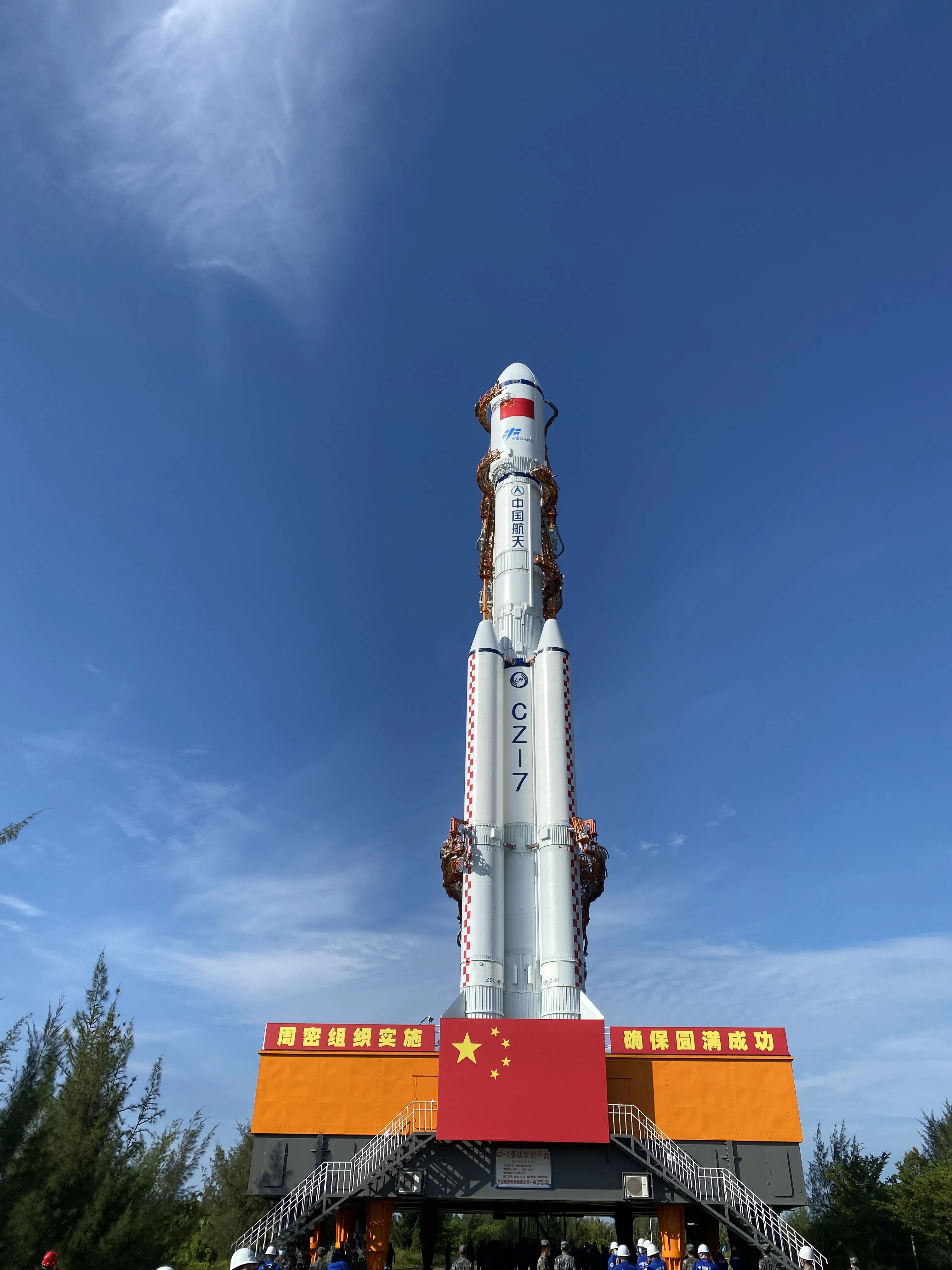 天舟三號貨運飛船船箭組合體垂直轉運至發射區。中國載人航天工程辦公室供圖