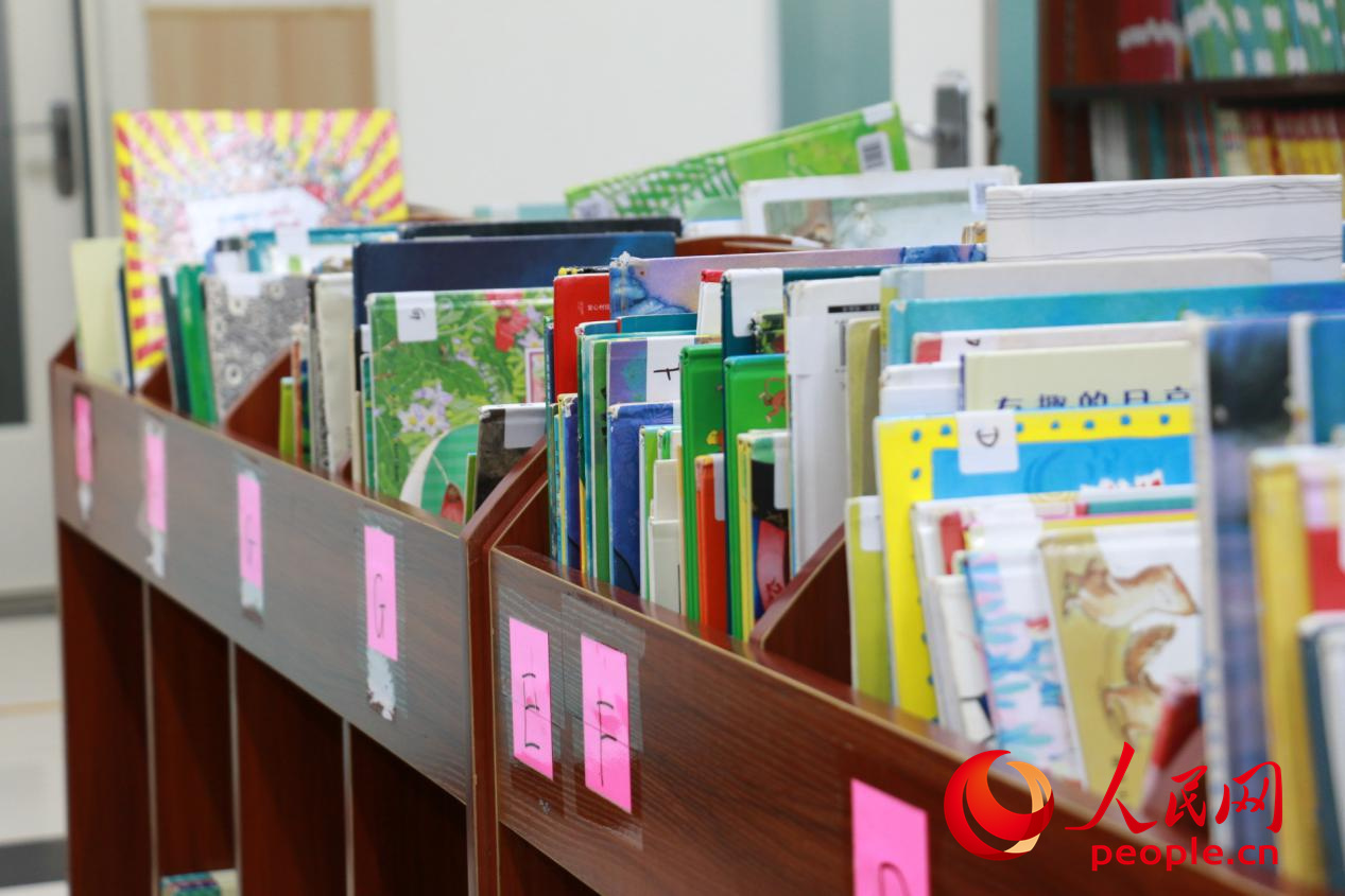 首都女新闻工作者协会向北京昌平硕博学校捐赠图书