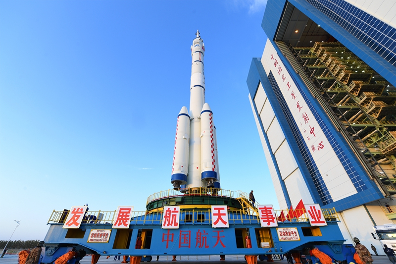 2021年10月7日，神舟十三号载人飞船与长征二号F遥十三运载火箭组合体转运至发射区。汪江波 摄