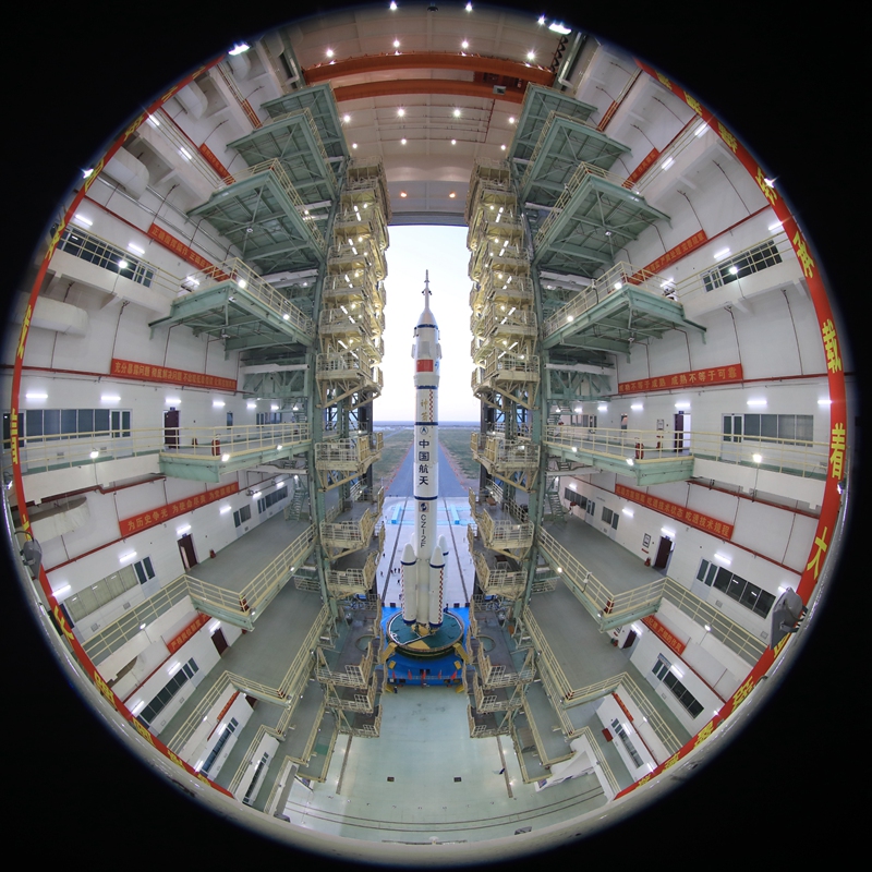 2021年10月7日，神舟十三号载人飞船与长征二号F遥十三运载火箭组合体转运至发射区。汪江波 摄