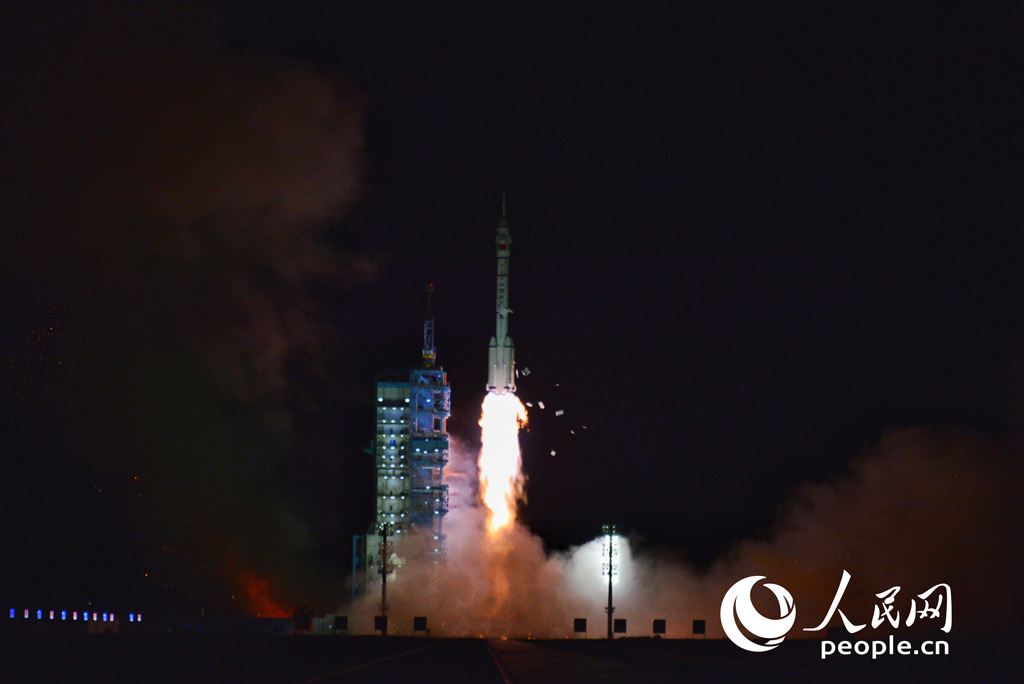 10月16日0時23分許，長征二號F遙十三運載火箭在酒泉衛星發射中心點火起飛。人民網 張啟川攝