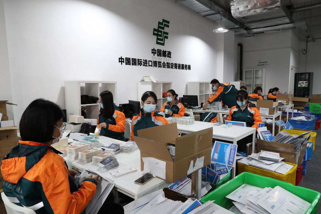 10月22日，中國郵政工作人員對進博會証件進行寄送前的核驗和封裝工作。