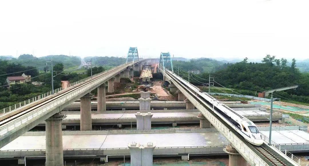 设计时速350公里 “功夫熊猫”亮相成都自贡高铁！