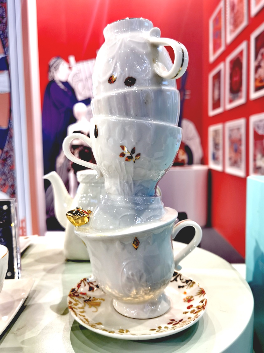 維多利亞與艾爾伯特博物館衍生品——創意茶杯。人民網記者 羨江楠攝