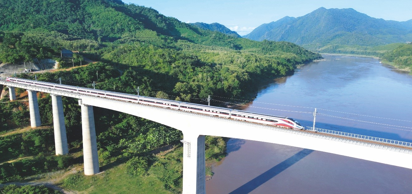 “瀾滄號”動車組駛過琅勃拉邦跨湄公河特大橋。國鐵集團供圖