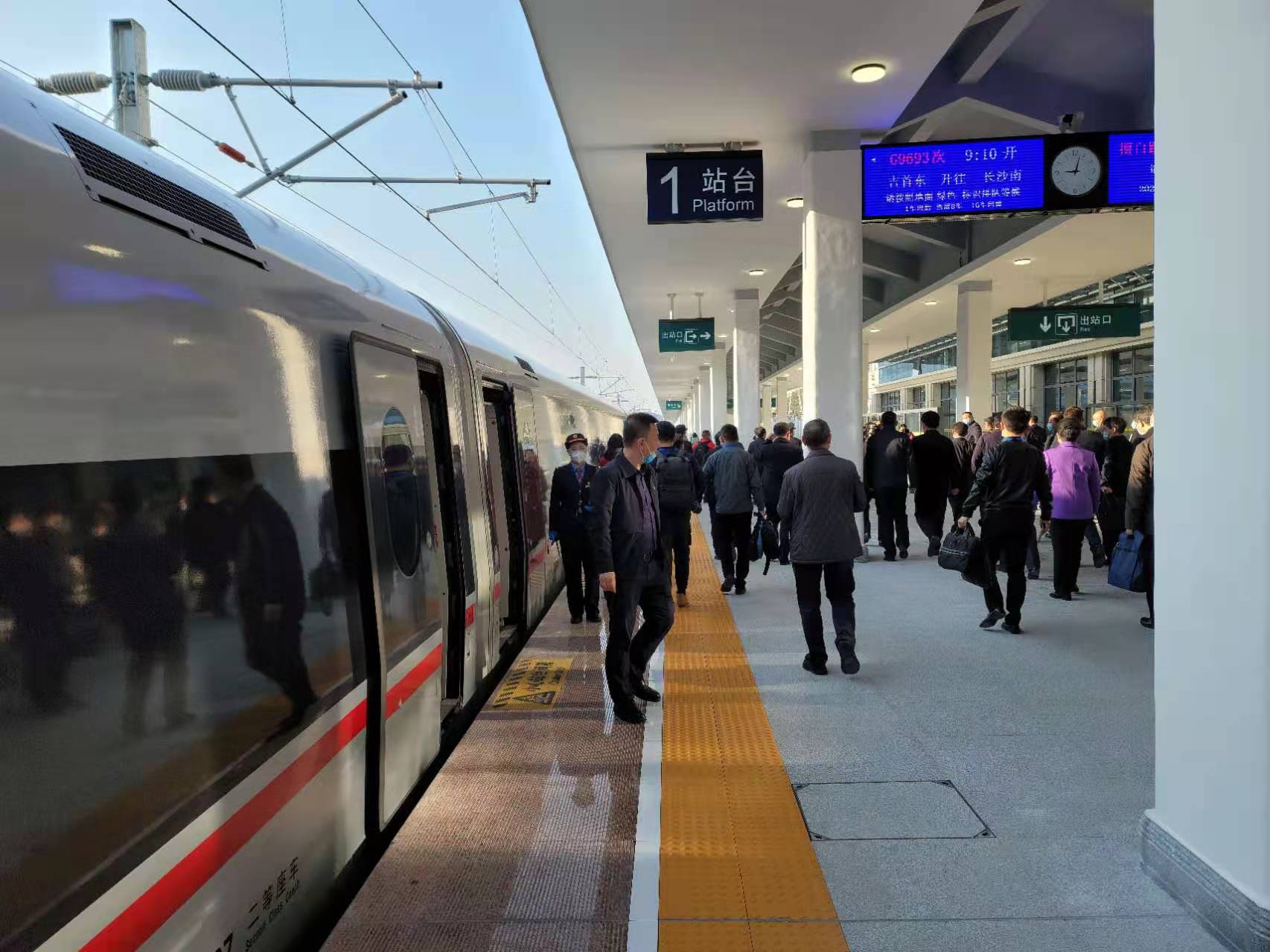 高铁开进湘西州 沿线地区经济发展摁下“快进键”