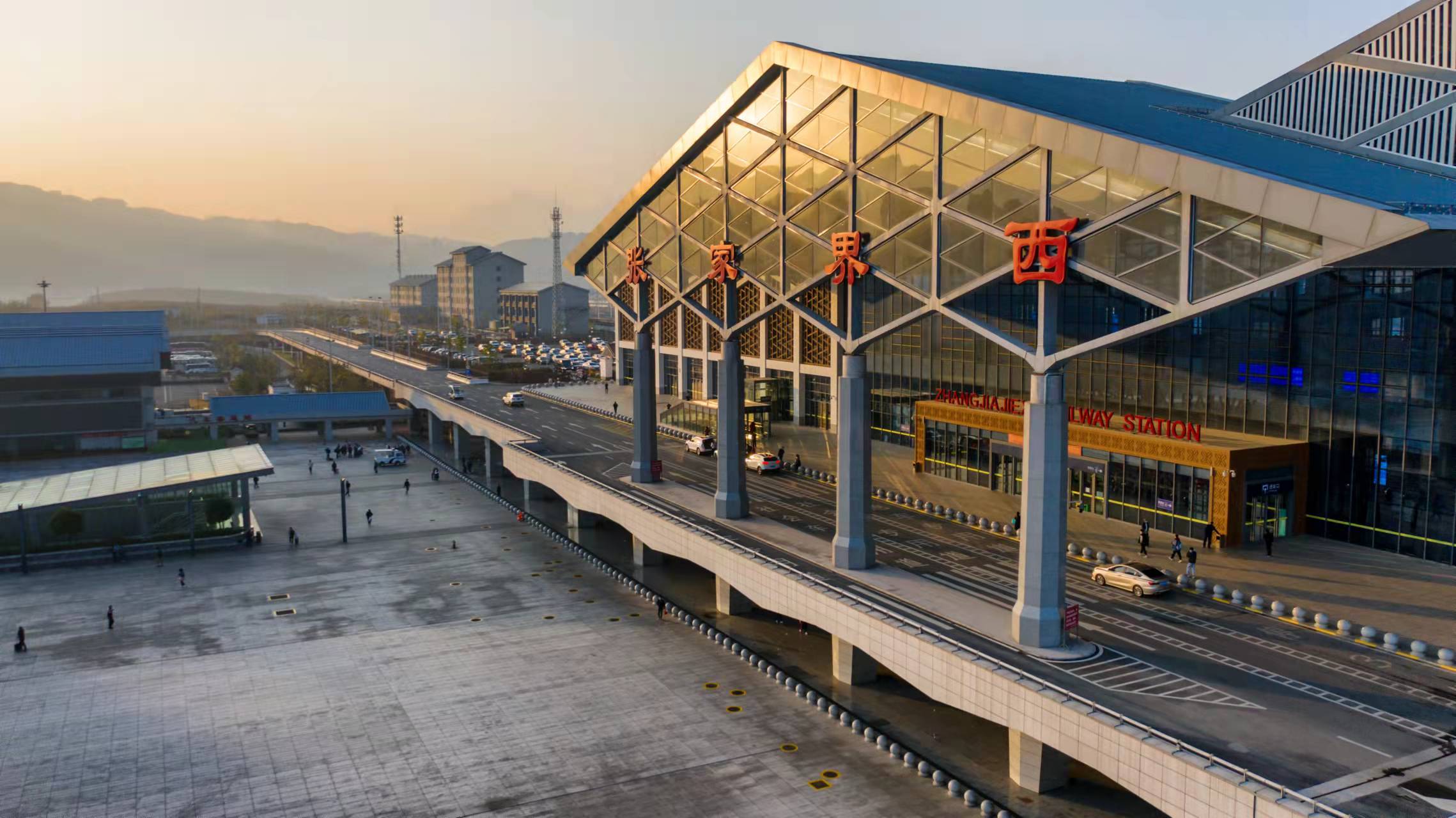 高铁开进湘西州 沿线地区经济发展摁下“快进键”