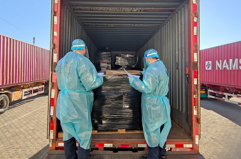 图为北京朝阳海关关员验放首批冬奥自用物品。图片来源:海关总署官网 欧俊涛 摄