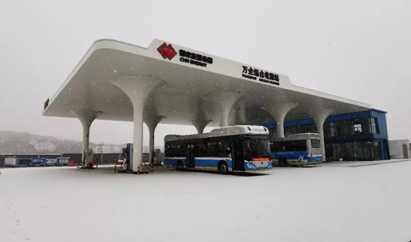 萬全油氫電綜合能源站為氫燃料電池公交車加注氫氣。受訪者供圖