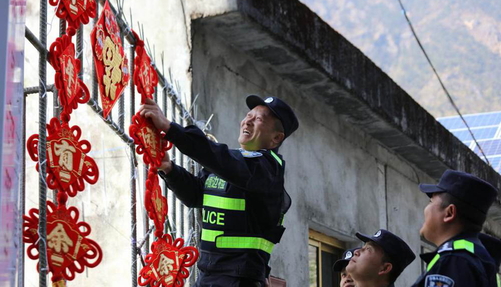 西藏移民警察：守护国境“疫”线 年味一样“浓”