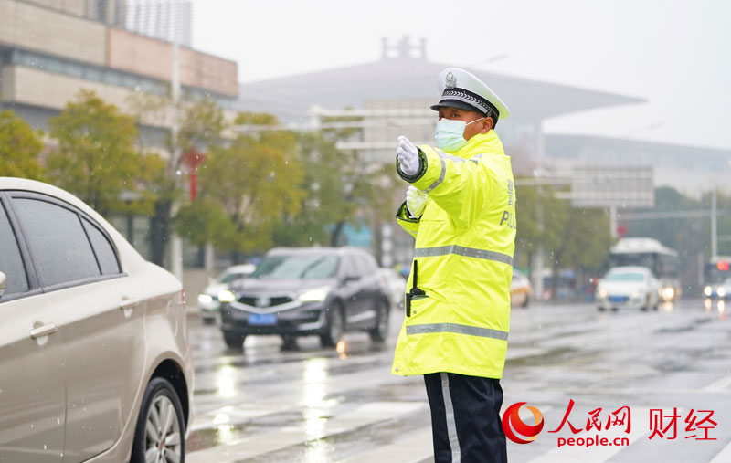 劉五橋，武漢市武昌區交通大隊民警。春運期間，工作更加繁忙，在工作中尋找快樂，在快樂中傳遞能量。在自己的工作崗位上，劉五橋願做一頭不知疲倦的交警“老黃牛”，用自己的一舉一動溫暖群眾回家路。