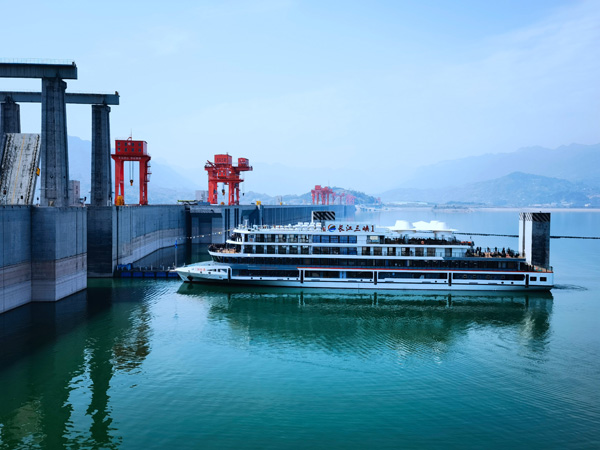 充电一次续航百公里 全球载电量最大的纯电动游轮“长江三峡1”号首航