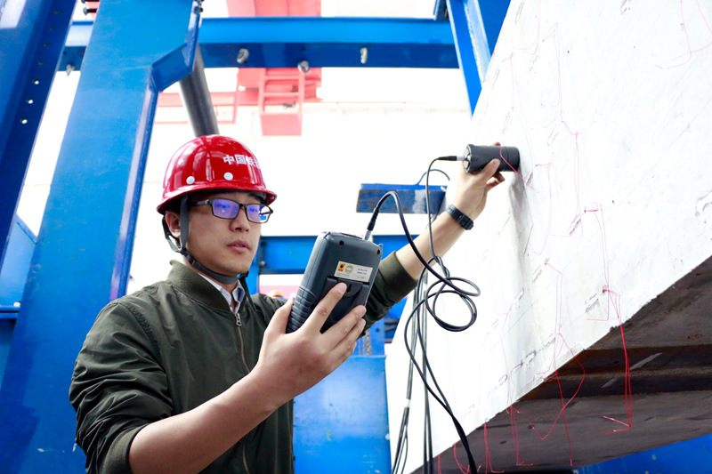 中國鐵路高級工程師苗永抗在對裝配式地連牆接縫試驗外觀檢測。全國鐵道團委供圖