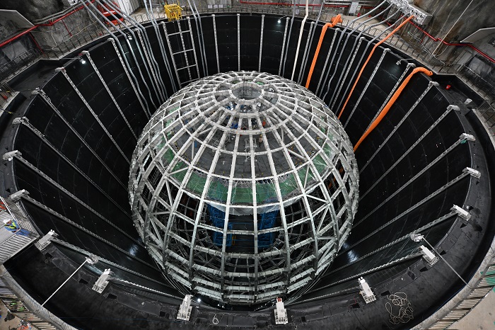 江门中微子实验中心探测器不锈钢主结构完成现场安装。中国科学院高能物理研究所