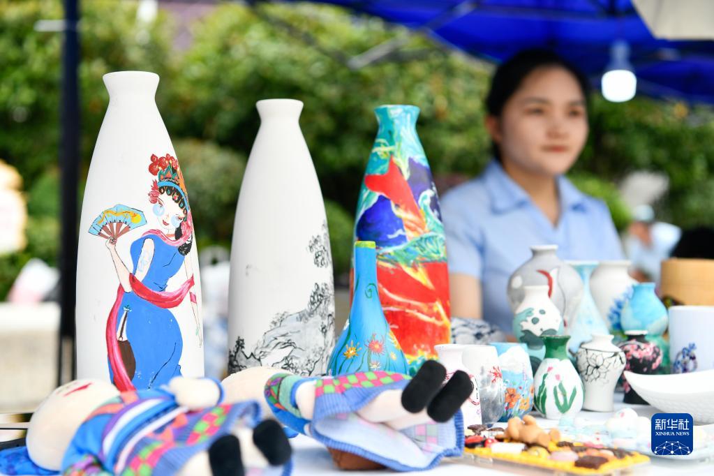 6月26日，贵州省龙里县中等职业学校的老师在展示学生的手工作品。