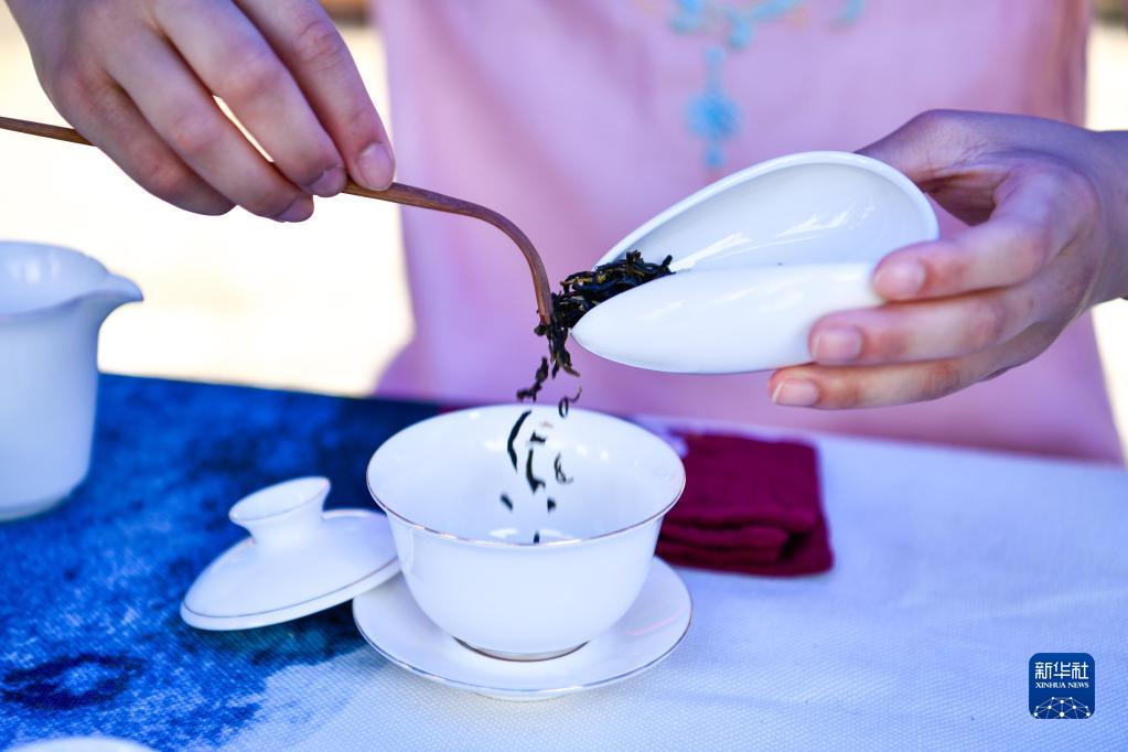 6月26日，贵州省龙里县中等职业学校的学生在展示茶艺。